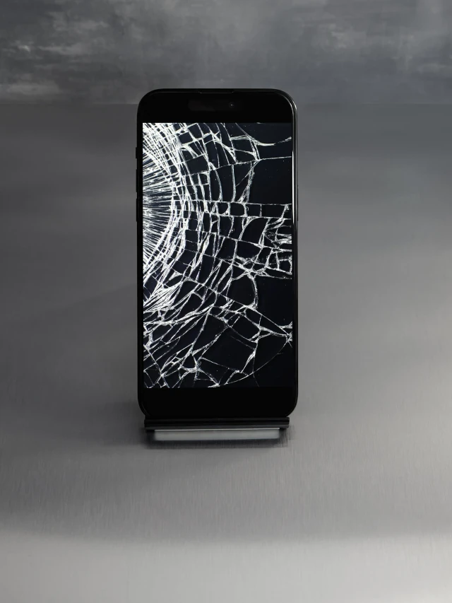 भूलकर भी यूज न करें टूटी स्क्रीन वाला फोन, झेलने पड़ेंगे भयंकर नुकसान