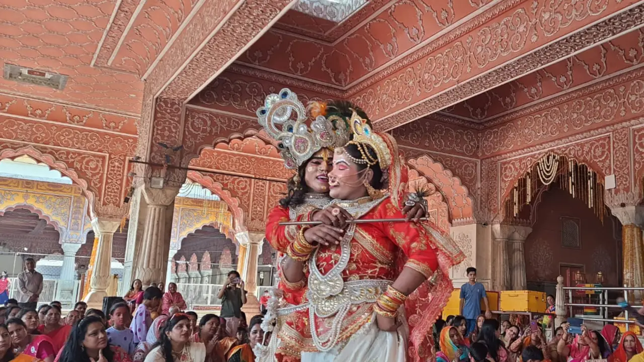 Govind Dev ji Mandir: गोविंद के रंग में रंगी महिलाएं, फागोत्सव का हुआ आयोजन holi festival, fag mahotsav, govind dev ji temple, jaipur, होली, फाग महोत्सव, गोविंद देवजी मंदिर